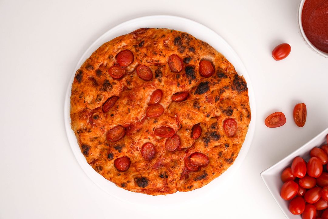 Focaccia tonda con pomodorini