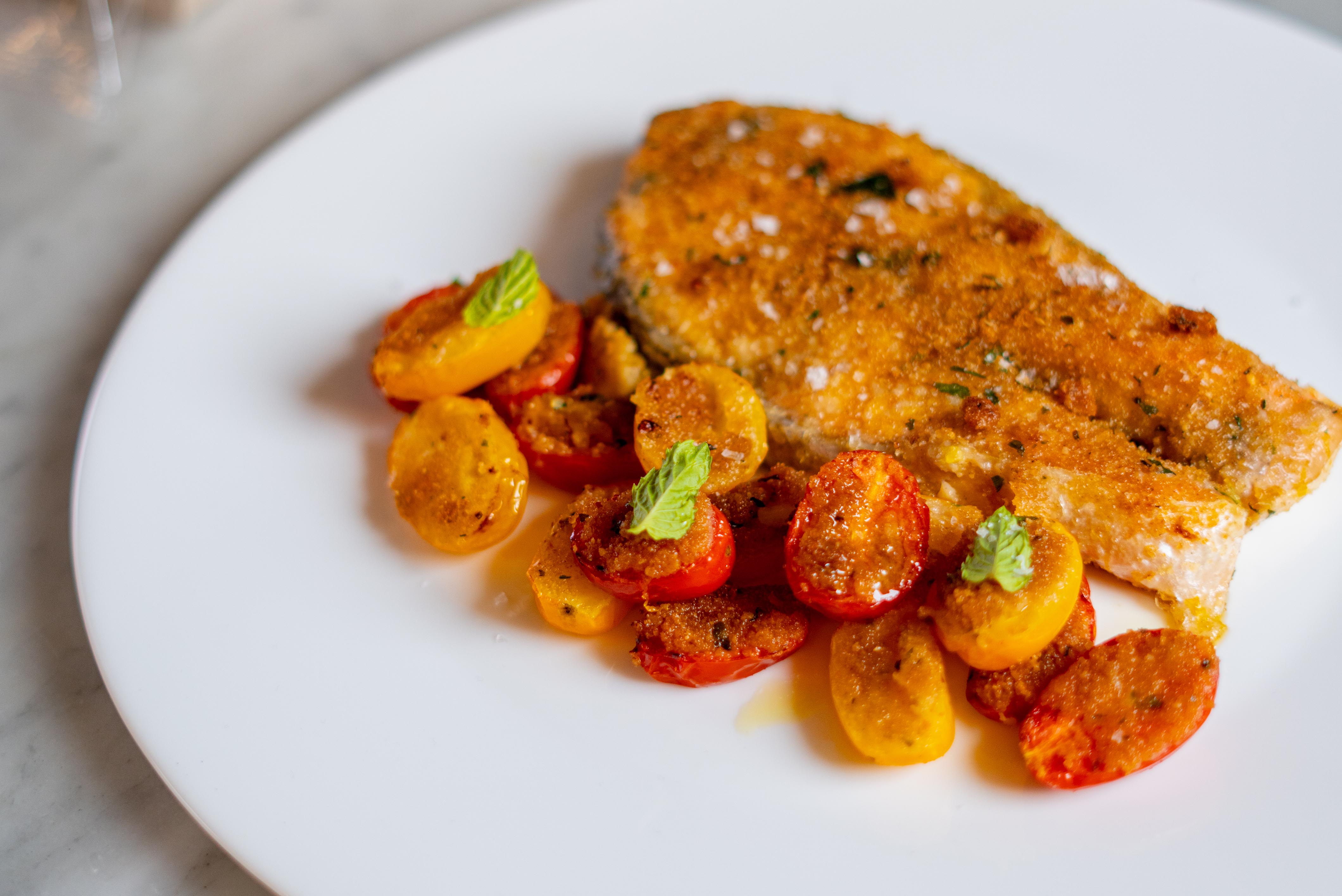 Salmone gratinato al forno con datterino giallo e rosso
