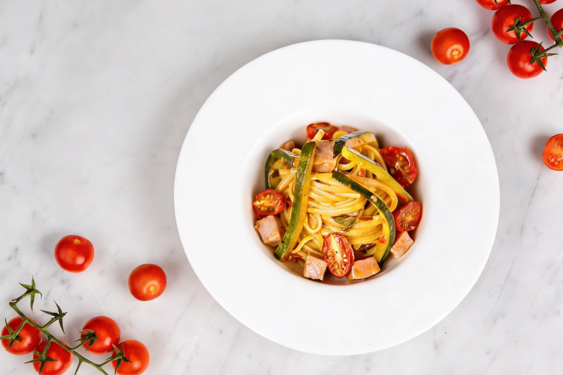 Linguine con tonno, pomodorini e zucchine alla julienne